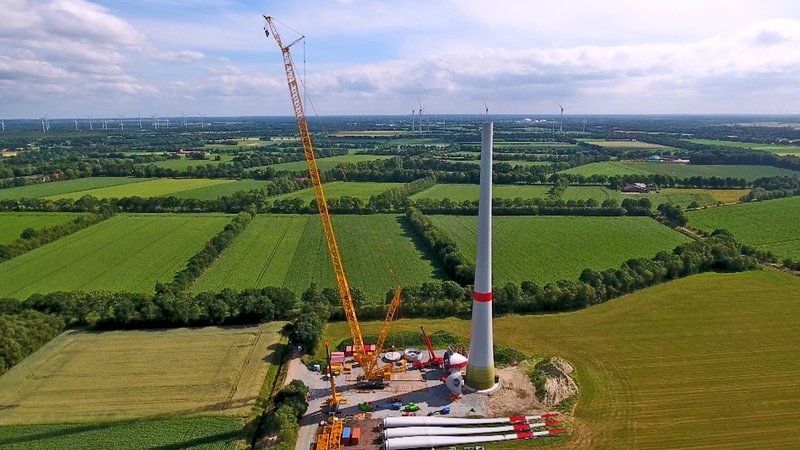 Bildunterschrift: Für die Montage von Windmühlenrädern müssen die Krane besonders hoch sein. – Bild: N24 Doku