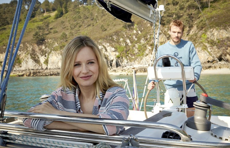 Martina (Stefanie Stappenbeck) und ihr Lebensgefährte Ralf (Andreas Pietschmann) unternehmen einen Bootsausflug. – Bild: NDR/Degeto/WDR/Guido Engels Martina (Stefanie Stappenbeck) und ihr Lebensgefährte Ralf (Andreas Pietschmann) unternehmen einen Bootsausflug. – Bild: NDR/Degeto/WDR/Guido Engels