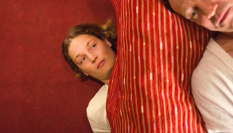 Lynn Zapatek (Vicky Krieps) arbeitet als Zimmermädchen und legt sich nachts unter die Betten der Hotelgäste. – Bild: WDR/​58filme