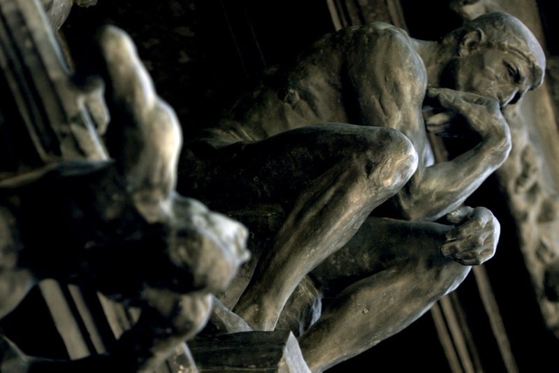 Detail von Rodins Hauptwerk „Das Höllentor“, in dem mehr als 200 Figuren vereint sind: eine gewaltige Symbiose von Leidenschaft, Pein und Schicksal – Bild: ARTE France /​ © Les Bons Clients