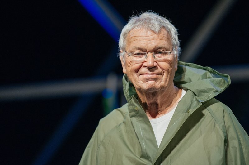 Gerhard Polt in der Rolle eines „evaluierten Rentner“’. – Bild: BR/​Julia Müller