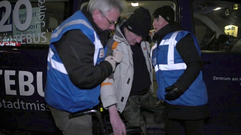 Kältebus-Helfer. – Bild: BR/​rbb