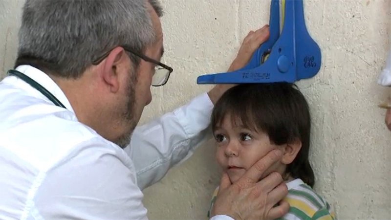 Dr. Jaime Guevara misst Yannick: Der 14-Jährige ist nur 87 Zentimeter „groß“ und wartet seit 14 Jahren auf seine Behandlung – Bild: ARTE France Dr. Jaime Guevara misst Yannick: Der 14-Jährige ist nur 87 Zentimeter „groß“ und wartet seit 14 Jahren auf seine Behandlung – Bild: ARTE France
