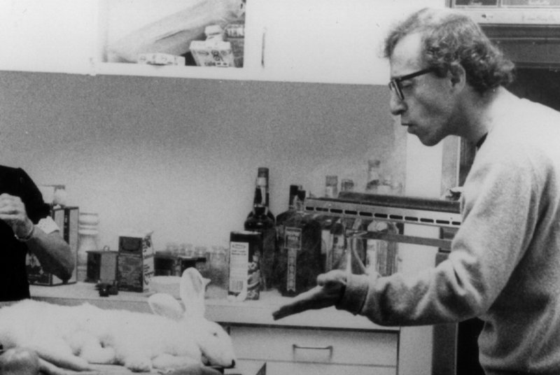 Filmemacher Sandy Bates (Woody Allen) hat nicht nur Probleme in der Küche, auch seine Fans gehen ihm ziemlich auf die Nerven. – Bild: ORF Filmemacher Sandy Bates (Woody Allen) hat nicht nur Probleme in der Küche, auch seine Fans gehen ihm ziemlich auf die Nerven. – Bild: ORF