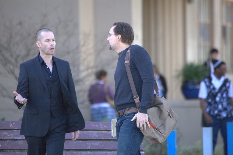 Simon (Guy Pearce, li.) fordert von Will (Nicolas Cage) einen Gefallen ein: Er soll einen Vergewaltiger töten. – Bild: ZDF und Alan Markfield Simon (Guy Pearce, li.) fordert von Will (Nicolas Cage) einen Gefallen ein: Er soll einen Vergewaltiger töten. – Bild: ZDF und Alan Markfield