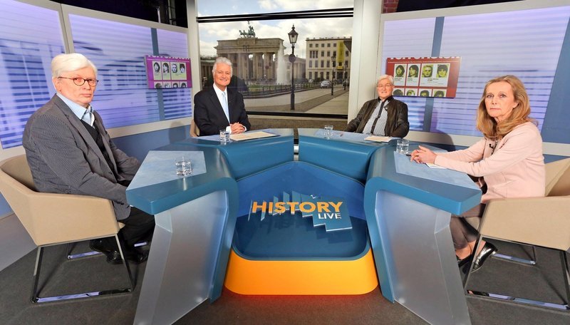 Es diskutiert Guido Knopp (2.v.l.) mit den Terrorismus-Forschern Gisela Diewald-Kerkmann (r.), Wolfgang Kraushaar (l.) und dem ehemaligen ZDF-Journalisten Bernhard Töpper (2.v.r.), der für das ZDF als Gerichtsreporter die RAF-Prozesse in Stuttgart-Stammheim verfolgte. – Bild: PHOENIX/​Christian Marquardt