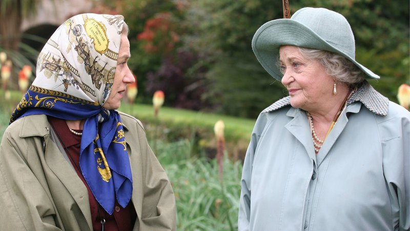 Die Queen (Hellen Mirren, li.) und ihre Mutter (Sylvia Syms, re.) im vertrauten Gespräch – Bild: RTL Zwei