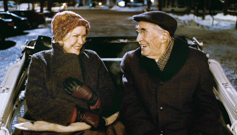Mary (Ellen Burstyn) und Robert (Martin Landau) freuen sich bei einer gemeinsamen Kutschfahrt. – Bild: WDR/Atlas Film + Medien Mary (Ellen Burstyn) und Robert (Martin Landau) freuen sich bei einer gemeinsamen Kutschfahrt. – Bild: WDR/Atlas Film + Medien