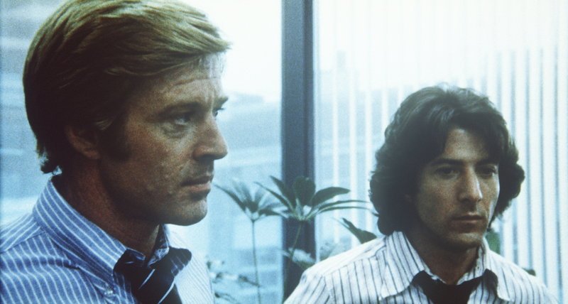Den Reportern Carl Bernstein (Dustin Hoffman, r.) und Bob Woodward (Robert Redford, l.) wird immer mehr bewusst, dass sie den größten Politskandal der USA aufgedeckt haben … – Bild: Warner Bros. Lizenzbild frei