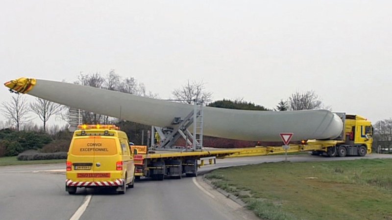 Der riesige Rotor eines Windkraftwerkes muss auch nach Frankreich, um dort das Windkraftrad zu komplettieren. – Bild: N24 Doku