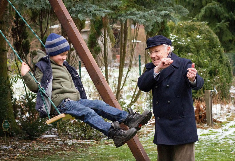 Opa Friedrich (Edgar Bessen) amüsiert sich mit seinem Urenkel Nick (Jann-Piet Puddu, l.). – Bild: ORF