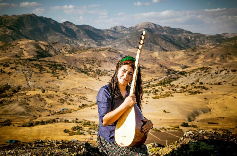  – Bild: Selcen Küçüküstel /​ Ayse Sewaqî ist eine der wenigen weiblichen Stars an der Saz.