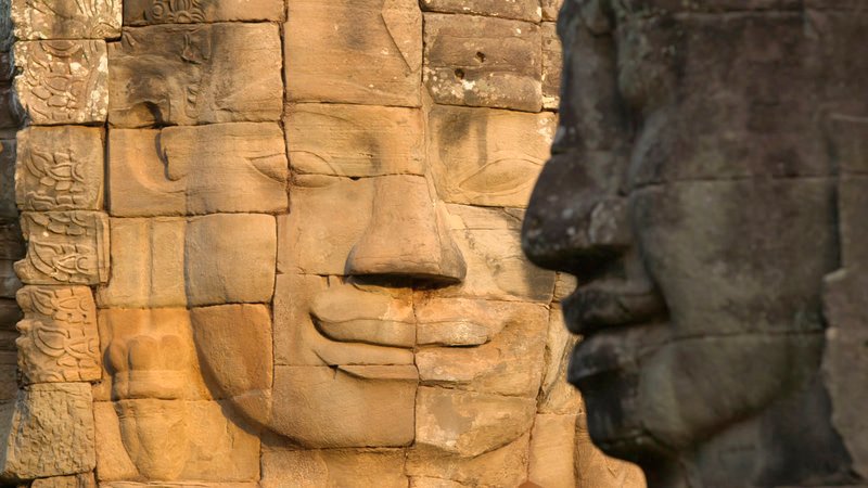 Die meterhohen in Stein gemeißelten Gesichter in der Tempelanlage Bayon sind beeindruckend. – Bild: ARTE France 