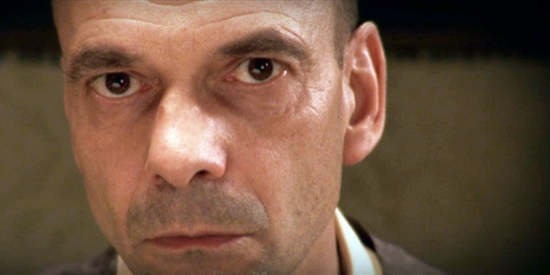 Ernst (Frank Deesz) ist misstrauisch, was ihm zum Abendessen aufgetischt wird. – Bild: MDR/​Filmakademie Baden-Württemberg