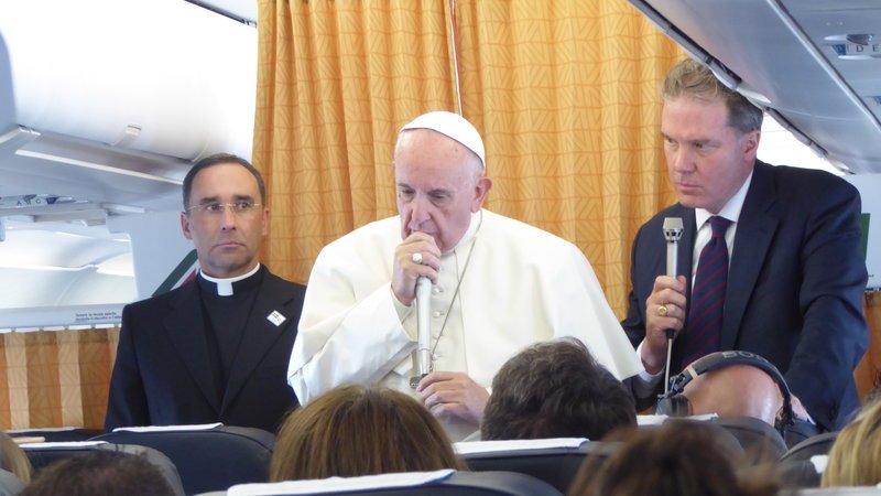 Papst Franziskus spricht vor Journalisten über seinen Kampf gegen den Menschenhandel. – Bild: ZDF und Jürgen erbacher