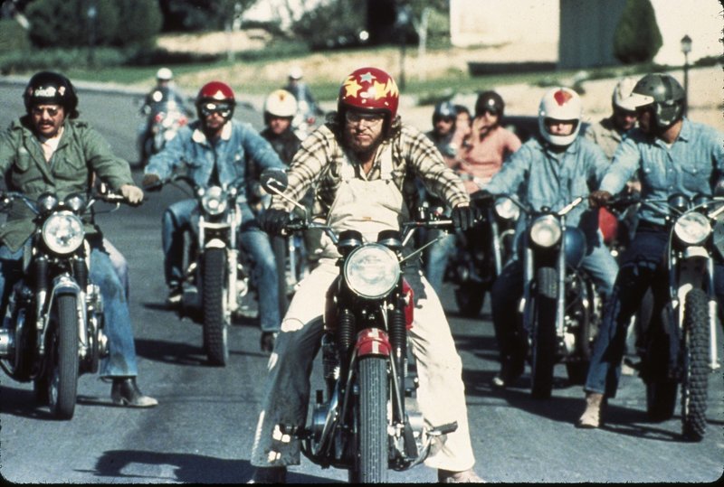 Unterwegs mit einem Harley Davidson Electra-Motorrad sorgt ein Polizist (Robert Balke) im US-Bundestaat Arizona für Recht und Ordnung - Kult-Kino von Regisseur James William Guercio. Regisseur James William Guercio erzählt die Geschichte eines Straßen-Cop, der mit seiner Harley Davidson Electra im US-Staat Arizona als Gesetzeshüter unterwegs ist. Wie bei seinem Vorbild "Easy Rider", geht es in dem Biker-Film weniger um die Handlung an sich als vielmehr darum, ein Sittenbild der US-Gesellschaft jener Zeit zu entwerfen. Mit Robert Blake und Billy Green Bush in den Hauptrollen, sowie mehreren Mitgliedern der Jazz-Rock-Band Chicago, für die James William Guercio lange Zeit als Produzent wirkte, ist der Film hervorragend besetzt. Bekannter unter dem Original-Titel „Electra Glide in Blue“, ist „Harley Davidson 334“ Kult-Kino pur! – Bild: Servus TV Unterwegs mit einem Harley Davidson Electra-Motorrad sorgt ein Polizist (Robert Balke) im US-Bundestaat Arizona für Recht und Ordnung - Kult-Kino von Regisseur James William Guercio. Regisseur James William Guercio erzählt die Geschichte eines Straßen-Cop, der mit seiner Harley Davidson Electra im US-Staat Arizona als Gesetzeshüter unterwegs ist. Wie bei seinem Vorbild "Easy Rider", geht es in dem Biker-Film weniger um die Handlung an sich als vielmehr darum, ein Sittenbild der US-Gesellschaft jener Zeit zu entwerfen. Mit Robert Blake und Billy Green Bush in den Hauptrollen, sowie mehreren Mitgliedern der Jazz-Rock-Band Chicago, für die James William Guercio lange Zeit als Produzent wirkte, ist der Film hervorragend besetzt. Bekannter unter dem Original-Titel „Electra Glide in Blue“, ist „Harley Davidson 334“ Kult-Kino pur! – Bild: Servus TV