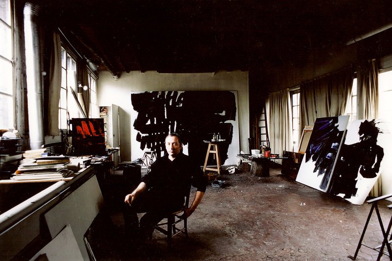 Pierre Soulages in seinem Atelier in Paris im Jahr 1968 – Bild: ARTE France Honorarfreie Verwendung nur im Zusammenhang mit genannter Sendung und bei folgender Nennung „Bild: Sendeanstalt/​Copyright“. Andere Verwendungen nur nach vorheriger Absprache: ARTE-Bildreda