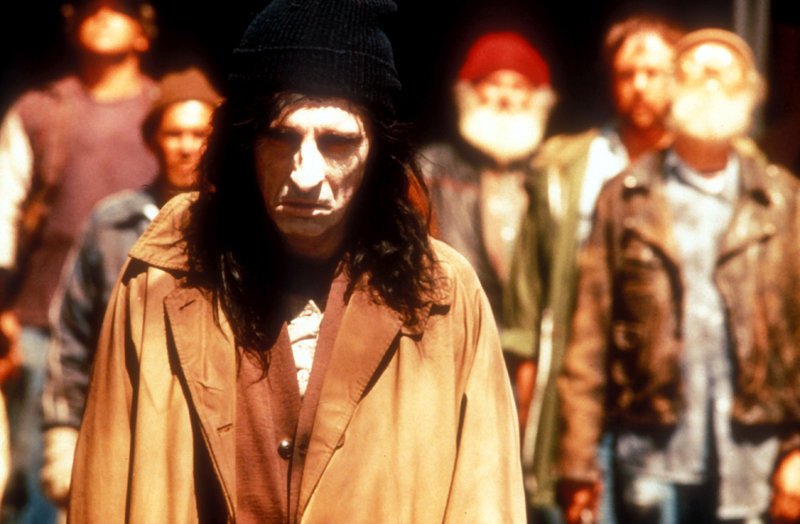 Zombie Street Schizo (Alice Cooper) kam in Kontakt mit der Flüssigkeit, die den Sohn des Teufels beinhaltet. . Die Fürsten der Dunkelheit – Bild: TMG