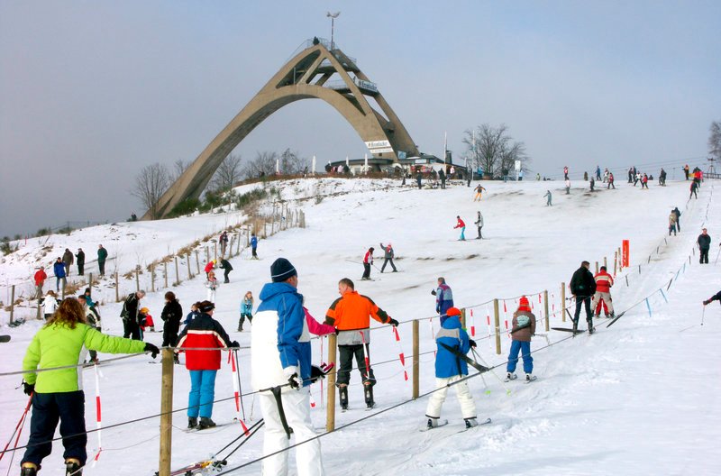 Das Hochsauerland lebt vom Tourismus. Im Winter natürlich von den Skitouristen, die aus ganz Nordrhein-Westfalen aus den den Niederlanden nach Winterberg und Neuastenberg kommen. (Skigebiet Winterberg mit der St. Georg Schanze) – Bild: WDR/​Paul Eckenroth