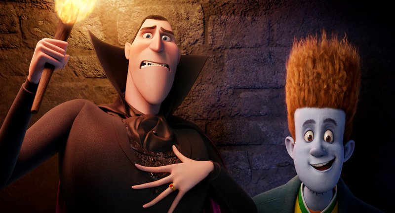 Graf Dracula (l.) ist nicht begeistert: Ausgerechnet an Johnny (r.), einen Menschen, hat seine über alles geliebte Tochter Mavis ihr Herz verloren, dabei wollte er sie immer von der Welt der Menschen abschotten … – Bild: ORF Graf Dracula (l.) ist nicht begeistert: Ausgerechnet an Johnny (r.), einen Menschen, hat seine über alles geliebte Tochter Mavis ihr Herz verloren, dabei wollte er sie immer von der Welt der Menschen abschotten … – Bild: ORF