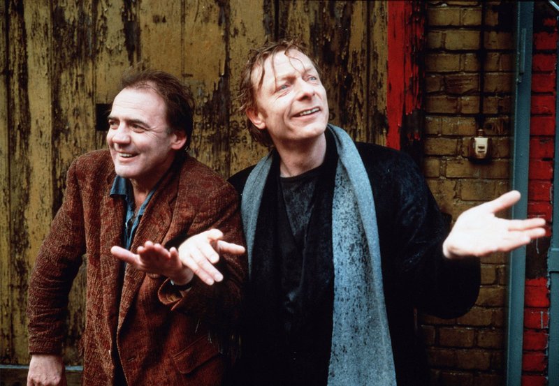 ARD IN WEITER FERNE, SO NAH!, Deutschland 1993, Regie Wim Wenders, am Sonntag (27.05.12) um 03:05 Uhr im Ersten. Auf Erden trifft der Mensch gewordene Engel Cassiel (Otto Sander, rechts) seinen früheren Weggefährten Damiel (Bruno Ganz) wieder. – Bild: ARD Degeto ARD IN WEITER FERNE, SO NAH!, Deutschland 1993, Regie Wim Wenders, am Sonntag (27.05.12) um 03:05 Uhr im Ersten. Auf Erden trifft der Mensch gewordene Engel Cassiel (Otto Sander, rechts) seinen früheren Weggefährten Damiel (Bruno Ganz) wieder. – Bild: ARD Degeto