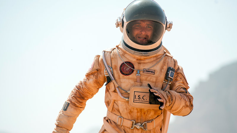 Es verbleiben noch 19 Stunden bis ein achtköpfiges Forscherteam vom Mars zurück zur Erde aufbricht. Für sechs Monate waren sie auf dem roten Planeten, um nach Zeichen für Leben zu suchen, jedoch ohne Erfolg.. (Foto: Liev Schreiber) – Bild: RTL II Es verbleiben noch 19 Stunden bis ein achtköpfiges Forscherteam vom Mars zurück zur Erde aufbricht. Für sechs Monate waren sie auf dem roten Planeten, um nach Zeichen für Leben zu suchen, jedoch ohne Erfolg.. (Foto: Liev Schreiber) – Bild: RTL II