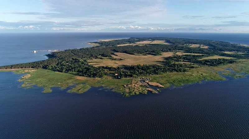 Die Insel Kihnu in Estland. Kein Arzt, keine Polizei, keine Kriminalität, keine Straßenlaternen, keine Ampeln. Die UNESCO hat Kihnu auf die Liste des immateriellen Kulturerbes gesetzt. Denn gelebt wird nach alten Traditionen. Und dazu gehört: im Alltag haben nicht die Männer, sondern die Frauen wie Elly Karjam das Sagen. Denn die Männer sind Fischer und meistens nicht zu Hause. Elly ist eine echte Kihnu-Frau. Stolz, selbstständig und tief verbunden mit den Bräuchen ihrer Heimat. Wir begleiten Elly im Alltag in der rauen Natur von Kihnu. Sie ist die Leuchtturmwärterin der Insel, sie ist Herbergsmutter, Eismacherin, verkauft Selbstgestricktes. – Bild: phoenix/​ZDF-Studio Warschau