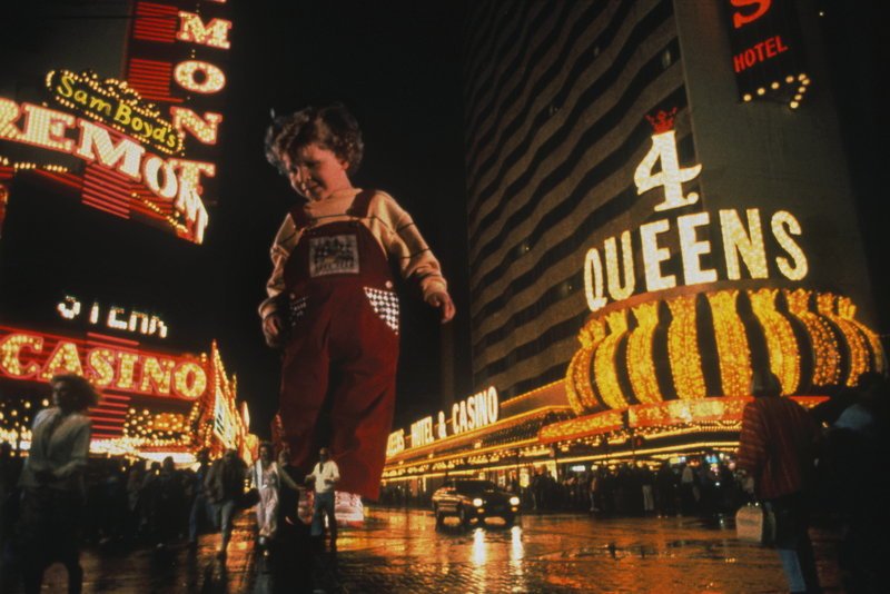 Riesenbaby Adam (Daniel Shalikar/​Joshua Shalikar) fühlt sich magisch von den Lichtreklamen von Las Vegas angezogen. Eine Katastrophe droht… – Bild: Walt Disney Pictures Lizenzbild frei