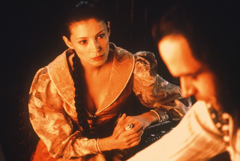 Lidia (Jane March, l.) sorgt sich um ihren Gatten Vlad Dracula (Rudolf Martin, r.) … – Bild: EPP