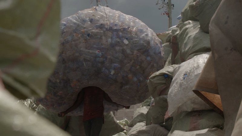 Plastik-Müllsammler in Daressalam bringen ihre Ausbeute zur Verschiffung nach China – Bild: ZDF und Christophe Barreyre.
