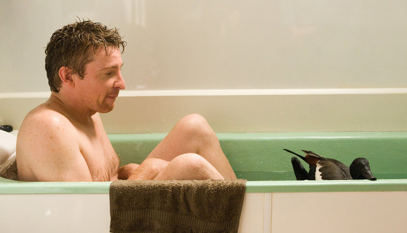 Doug (Rhys Darby) geht mit seiner Ente baden. – Bild: NDR/Degeto Doug (Rhys Darby) geht mit seiner Ente baden. – Bild: NDR/Degeto