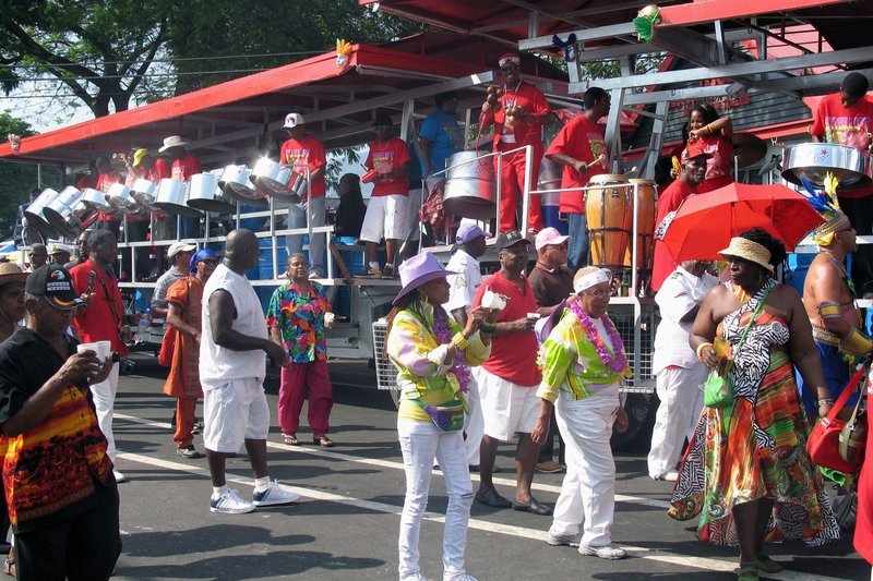 Eine Steelband beim Karnevals-Umzug in Port of Spain. – Bild: HR/​Peter Weinert