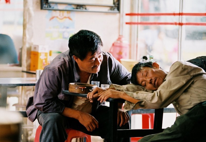 WDR Fernsehen NICHT OHNE MEINE LEICHE (luo ye gui gen), Hongkong/​China 2007, Regie Yang Zhang, am Samstag (09.08.14) um 01:00 Uhr. Zhao (Benshan Zhao) muss feststellen, dass sein Kollege Liu (Qiwen Hong) bei einem kleinem Feierabend-Gelage gestorben ist. – Bild: WDR/​Degeto
