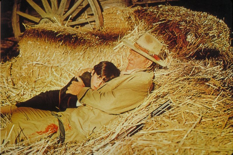 Der kleine Jake sucht Schutz bei seinem Opa Jacob McCandles (John Wayne), dem es gelungen ist, den Jungen aus den Händen der Entführer zu befreien. – Bild: National General Pictures Lizenzbild frei