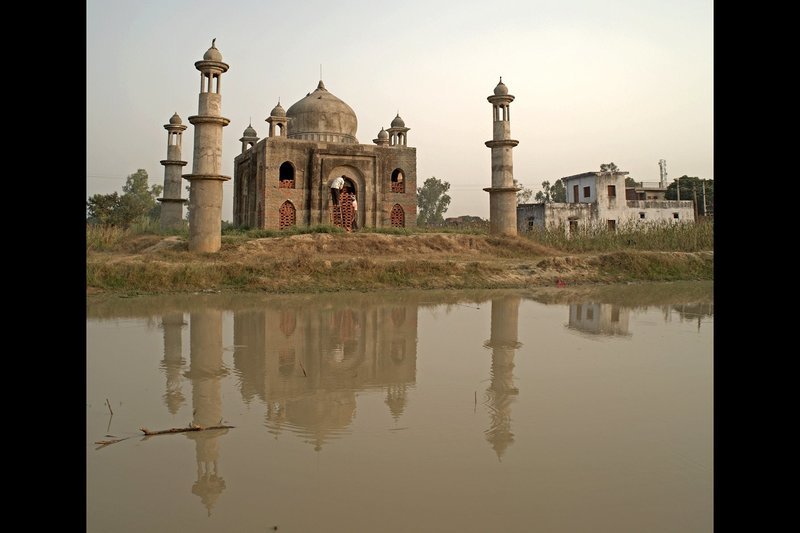 In Dibai im indischen Bundesstaat Uttar Pradesh wurde der Taj Mahal als Grabmal zum Andenken an eine verstorbene Frau nachgebaut. – Bild: ARTE France 