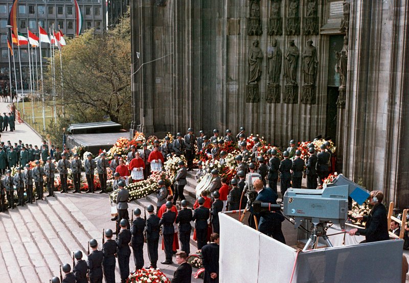 Als am 19. April 1967 Konrad Adenauer starb, da ging eine Ära zu Ende – und Nordrhein-Westfalen sah sich auf einmal vor eine große Bewährungsprobe gestellt. Konrad Adenauer wurde mit einem Staatsbegräbnis am 25.04.1967 und einem Pontifikalamt im Kölner Dom durch den Kölner Erzbischof geehrt. Die Beisetzungsfeierlichkeiten wurden zum internationalen Großereignis und ein Fernseh-Event. – Bild: PHOENIX/​WDR