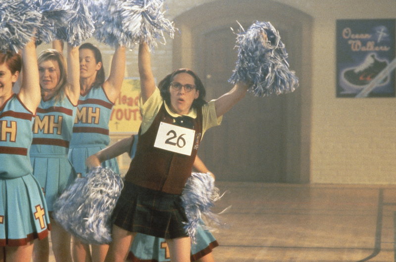 Mary (Molly Shannon, r.) mag kurzsichtig und wenig attraktiv sein, doch auf den Kopf gefallen ist sie nicht: Sie weiß, dass für ein Mädchen jede anständige Showkarriere bei den Cheerleadern beginnt ... – Bild: Paramount Pictures Lizenzbild frei Mary (Molly Shannon, r.) mag kurzsichtig und wenig attraktiv sein, doch auf den Kopf gefallen ist sie nicht: Sie weiß, dass für ein Mädchen jede anständige Showkarriere bei den Cheerleadern beginnt ... – Bild: Paramount Pictures Lizenzbild frei