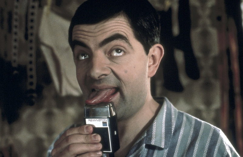 Mr. Bean (Rowan Atkinson) hat eine ganz eigenwillige Art, sich den Mund zu pflegen. – Bild: ZDF und Suzanne Hanover Mr. Bean (Rowan Atkinson) hat eine ganz eigenwillige Art, sich den Mund zu pflegen. – Bild: ZDF und Suzanne Hanover