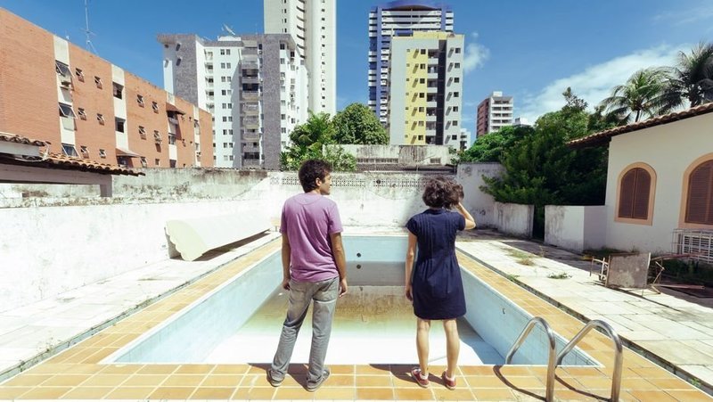 João (Gustavo Jahn) und seine Freundin Sofia (Irma Brown) sind typische Vertreter der brasilianischen Mittelschicht, ihr Leben spielt sich zwischen Hochhäusern, dem neuen Pool und einem diffusen Gefühl der Bedrohung ab. – Bild: /​ Victor Juca
