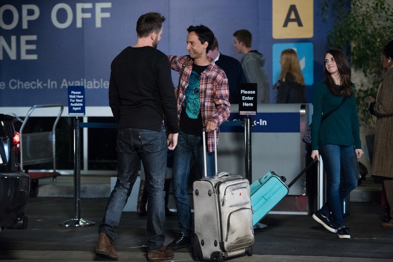 Es heißt Abschied nehmen: Jeff (Joel McHale, l.) bringt seine Freunde zum Flughafen, denn für Annie (Alison Brie, r.) geht es nach Washington zum F.B.I. und für Abed (Danny Pudi, M.) geht es nach Kalifornien als Produktionsassistent bei einer Sitcom … – Bild: ProSieben Fun