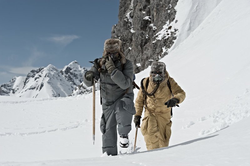 „K2 Der Schicksalsberg“, Visuell imposant, hintergründig und bewegend erzählt der österreichische Hollywood-Regisseur Robert Dornhelm von der Verwirklichung eines Menschheitstraums: die Eroberung des K2. Ungeachtet der vielen Leben, die seine Begehung bereits gekostet hat, wagt eine Expedition aus zwölf Alpinisten Anfang der 1950er Jahre erneut die riskante Erstbesteigung. Der K2 ist der zweithöchste Berg der Welt und wegen seiner langen Steilwände mit Recht gefürchtet. Dennoch ist der Ansturm an Bewerbern groß, als im Jahr 1953 publik wird, dass die italienische Regierung eine Erstbesteigung finanzieren will. Genommen werden nur die Allerbesten. Vom Basislager in Pakistan aus will die bunt zusammengewürfelte Gruppe aus zwölf Individualisten den schwierigen Achttausender in einem gemeinsamen Kraftakt bezwingen. Am Ende aber erreichen nur zwei von ihnen tatsächlich den Gipfel. Unvorstellbare Höllenqualen liegen hinter ihnen.Im Bild (v.li.): Michele Alhaique (Lino Lacedelli), Massimo Pog – Bild: ORF
