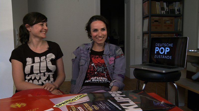 Anna Gross (links) und Rapperin Sookee (rechts) vom Berliner Springstoff Label. – Bild: ZDF und Lucia Palacios
