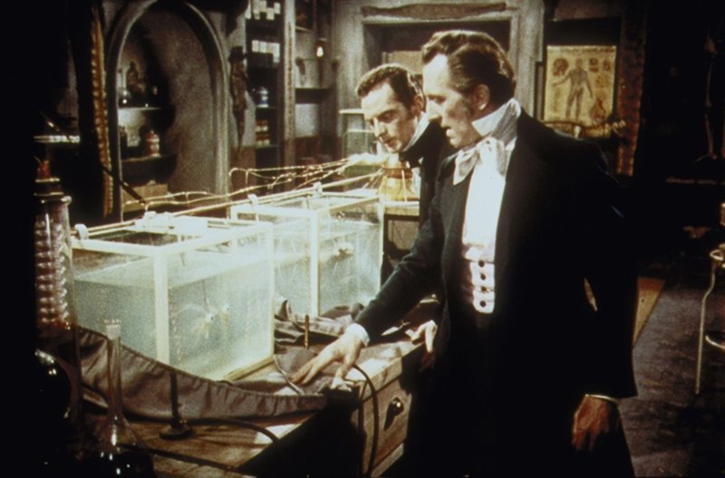 Frankenstein (Peter Cushing, r.) fabriziert mit seinem Assistenten Dr. Hans Kleve (Francis Matthews, l.) aus Leichenteilen einen neuen Körper, in den er das Gehirn seines Faktotums Karl einpflanzt … – Bild: COLUMBIA PICTURES Lizenzbild frei
