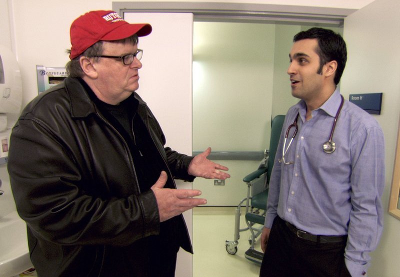 ARD SICKO (sicko), USA 2007, Regie Michael Moore, am Sonntag (28.02.10) um 00:05 Uhr im Ersten. Dokumentarfilmer Michael Moore (links) spricht mit einem britischen Krankenhausarzt und ist überrascht, dass man in Großbritannien keine Arztkosten zahlen muss. – Bild: ARD Degeto