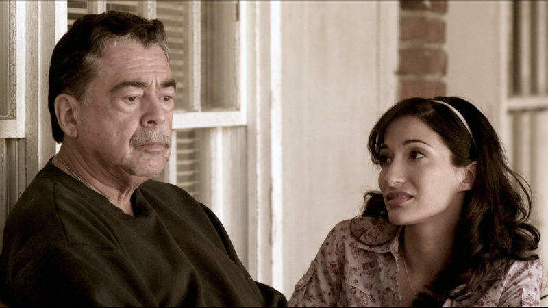 Rosanna (Crystal Mantecon) mit Grandpa George (Danny Mora) – Bild: RTL II Rosanna (Crystal Mantecon) mit Grandpa George (Danny Mora) – Bild: RTL II