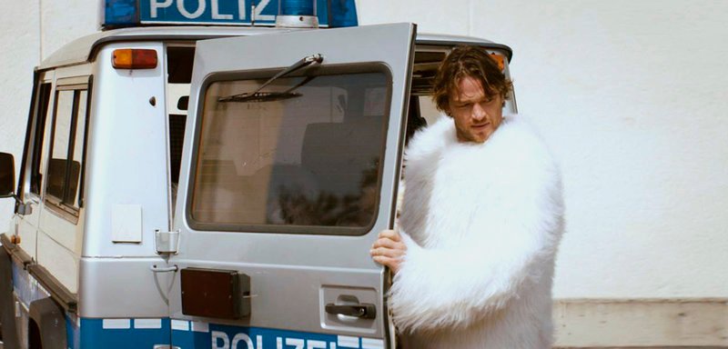 Tom (Ronald Zehrfeld) am Polizeiwagen. – Bild: MDR/BR/Walker und Worm Film/Markus Förderer Tom (Ronald Zehrfeld) am Polizeiwagen. – Bild: MDR/BR/Walker und Worm Film/Markus Förderer