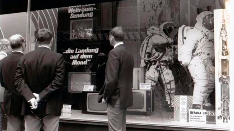 Zuschauer verfolgen vor einem Schaufenster mit Fernsehgeräten des DEFAKA-Kaufhauses in Hannover die erste bemannte Mondlandung der US-Amerikaner. – Bild: NDR/dmfilm/Hausschildt Archiv Zuschauer verfolgen vor einem Schaufenster mit Fernsehgeräten des DEFAKA-Kaufhauses in Hannover die erste bemannte Mondlandung der US-Amerikaner. – Bild: NDR/dmfilm/Hausschildt Archiv