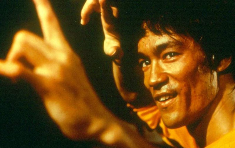 Schauspieler Billy Lo (Bruce Lee), soll in den Dienst eines Verbrechersyndikats gestellt werden. – Bild: ZDF