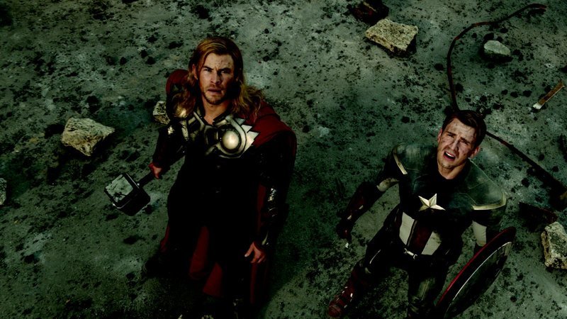 L-R: Thor (Chris Hemsworth) und Steve Rogers /​ Captain America (Chris Evans) – Bild: ORF