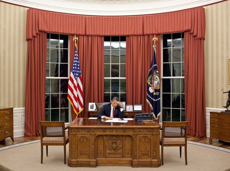 PHOENIX DIE JAGD AUF BIN LADEN, am Samstag (27.04.13) um 22:30 Uhr. Oval Office: Obama schreibt ein TV-Statement zum Tod Bin Ladens. – Bild: PHOENIX/​ZDF/​ARTE/​White House/​Peter Souza